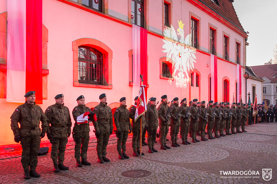 Twardogórskie obchody Narodowego Święta Niepodległości - ceremoniał wojskowy na Rynku