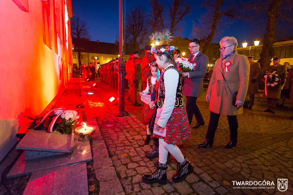 Twardogórskie obchody Narodowego Święta Niepodległości - złożenie kwiatów pod pamiątkową tablicą