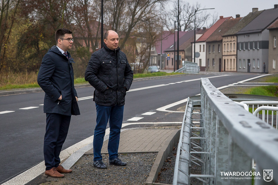 Miejsce inwestycji doglądali 16 listopada br. burmistrz Paweł Czuliński i członek zarządu Województwa Dolnośląskiego Tymoteusz Myrda.